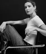 Blusa color beige de mangas cortas, confeccionada en tejido rib con textura acanalada y cuello redondo.