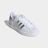 Championes Adidas Superstar II, color blanco con las icónicas tres tiras y talón en acabado plateado texturizado con efecto reptil. Presenta la clásica puntera de caucho con relieve y suela de goma blanca.
