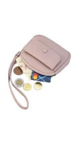 Monedero compacto de símil cuero con textura granulada, cuenta con un compartimento principal con cierre, correa de mano y un bolsillo frontal con solapa y botón a presión.