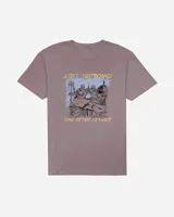 Remera lila de manga corta con cuello redondo y estampa frontal de estilo gráfico y texto en tonos amarillos y negros.