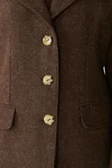 Tapado largo color beige confeccionado en lana, con cuello con solapa, manga larga, forrado, con bolsillos y cierre frontal con botones. Tela 100% lana fina sin teñir, diseñada exclusivamente por Don Baez. Hecho 100% en Uruguay.