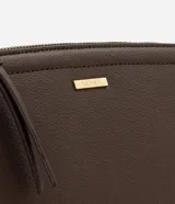 Cartera transversal Satinato de tamaño pequeño, color marrón, confeccionada en PU con cierre de cremallera y herrajes dorados. Incluye correa larga ajustable y detalle de tira colgante en el cierre.