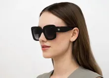 Lentes de sol INVU IP22408C con montura de acetato color carey y lentes polarizadas grises.