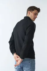 Campera de felpa gris oscuro para hombre, con fit regular, logo estampado, manga larga, cremallera entera, bolsillos con cierre y cuello elevado.