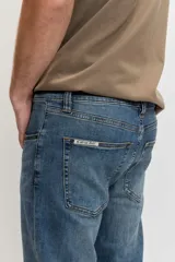 Pantalón de jean color azul clásico, de corte regular y diseño recto, con lavado sutil.