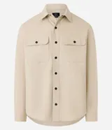 Camisa manga larga de sarga en color verde militar, con cuello inglés, cierre frontal de botones negros y dos bolsillos con solapa en el pecho.