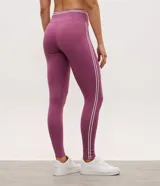 Legging deportiva de microfibra color violeta, con cintura alta y detalles de líneas blancas contrastantes en los laterales.