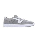 Championes Vans modelo Lowland de diseño urbano, color gris con detalles en blanco. Presentan una combinación de materiales textiles y sintéticos, con el icónico logo lateral de la marca y suela de goma blanca.