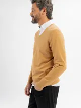 Buzo de algodón con escote en V, de manga larga y calce regular. Presenta puños y cintura con terminación en rib.