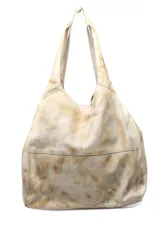 Bolso tipo tote bag color beige con efecto tie-dye, confeccionado en cuero liso con doble asa de hombro y bolsillo externo.