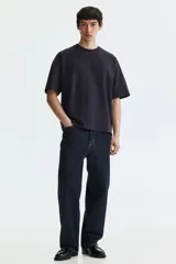 Remera oversize color negro de algodón con cuello redondo y mangas cortas amplias.