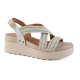 Sandalias con plataforma color beige y tiras cruzadas blancas con detalles dorados.