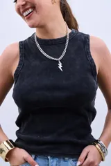 Musculosa de canalé color negro con efecto lavado ácido, cuello redondo y diseño ajustado al cuerpo.