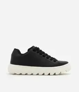 Championes casuales de hombre con diseño minimalista, confeccionados en poliuretano con acabado liso. Presentan cierre mediante cordones y una suela bold voluminosa de color blanco.