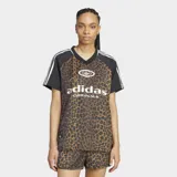 Remera Adidas Originals de satén con estampado animal print, cuello en V acanalado y mangas cortas negras con las clásicas tres tiras blancas. Cuenta con el logo de la marca estampado en el frente.