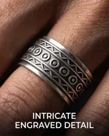 Anillo de plata 925 giratorio con diseño de círculos grabados y cenefas ornamentales.