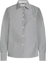 Camisa de popelina a rayas verticales blancas y negras, con cuello clásico, cierre con botones, bolsillo de parche en el pecho y logo de Tommy Hilfiger bordado.