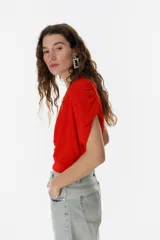 Top verde con escote drapeado y mangas cortas.