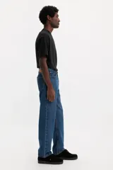 Jean Levi's 505 Regular Fit color azul, de tiro medio y corte recto.
