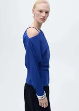 Blusa de manga larga en color azul eléctrico, con diseño asimétrico de un solo hombro con tirante fino y detalle fruncido en el hombro opuesto. Presenta un corte recto con ajuste en la cintura y cierre lateral.