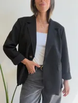 Blazer de línea italiana con textura efecto ante, de corte clásico con solapas, cierre frontal de un botón y bolsillos decorativos. Confeccionado en tejido suave con elasticidad.