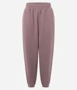 Pantalón tipo jogger de corte holgado, confeccionado en tejido fleece con interior de felpa. Presenta cintura elástica y puños ajustados en el mismo tejido.