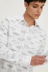 Camisa de manga larga con estampado de peces, cuello clásico, cierre frontal con botones y un bolsillo en el pecho.