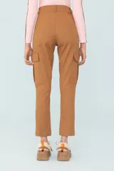 Pantalón cargo color camel, de corte recto, con bolsillos laterales con solapa y botón, y botones decorativos en el ruedo.