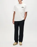 Remera de algodón color blanco, de corte holgado, con cuello redondo y estampado gráfico circular con las siglas DXM en el pecho.