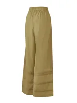 Pantalón de lino orgánico y viscosa color verde militar, de tiro alto y corte amplio. Cuenta con cintura elástica con cordón de ajuste y detalles de encaje broderie en los laterales y en la parte inferior de las piernas.