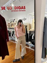 Musculosa de escote en V, confeccionada en una mezcla de lino y algodón, con costura central vertical visible.