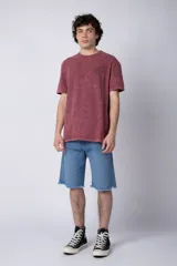 Remera de algodón con efecto de lavado desgastado tipo snow wash, de corte semi-oversize, cuello redondo y manga corta. Presenta un pequeño estampado gráfico circular en el pecho.