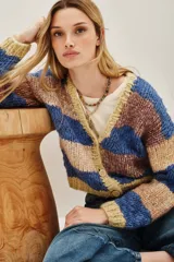 Cardigan de punto grueso con botones frontales, diseño a rayas horizontales anchas en tonos azul eléctrico, beige claro, marrón jaspeado y mostaza.