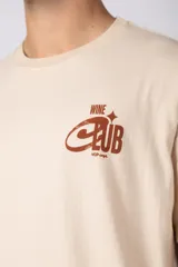 Remera color beige con estampa en el pecho con la leyenda "Wine Club".