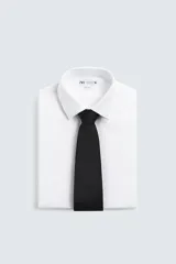 Corbata ancha de color negro, confeccionada en tejido de seda.