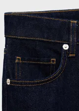 Jeans de corte recto y tiro medio en color azul oscuro (rinse wash), con diseño de cinco bolsillos y bajo con vuelta ancha.