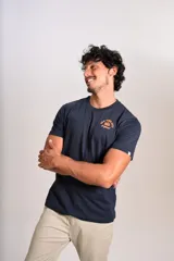 Remera de algodón color azul marino, de corte clásico y cuello redondo, con pequeño estampado frontal en color naranja.