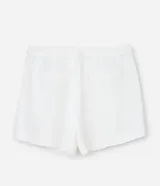 Bermuda de tiro alto confeccionada en crepé color blanco, con cierre frontal, bolsillos laterales y detalle de botones decorativos.