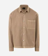 Camisa de sarga de algodón con acabado cationizado que le otorga un aspecto ligeramente desgastado. Presenta un corte boxy amplio, cuello clásico, cierre frontal con botones y un bolsillo aplicado en el pecho.