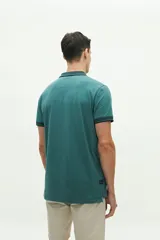 Polo de manga corta color verde con cuello clásico con cierre de cremallera.