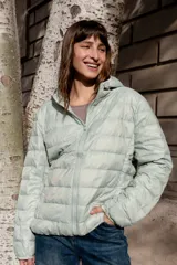 Campera puffer ultraliviana color verde menta, con diseño acolchado, capucha incorporada y cierre frontal. Cuenta con bolsillos laterales y calce relajado.