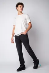 Jean de corte recto y ajuste relaxed fit, confeccionado en denim azul con lavado clásico.