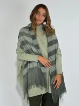 Chaleco tipo pashmina con flecos, a rayas horizontales en tonos de verde y gris.