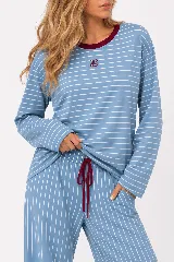 Set de pijama de dos piezas celeste con diseño de rayas finas blancas. Incluye una remera de manga larga con cuello redondo en tono bordó y pequeño bordado en el pecho, y un pantalón largo con elástico y cordón de ajuste en la cintura.