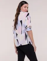 Blusa de gasa con estampado abstracto en tonos rosado, celeste, beige y negro, de silueta holgada, con cuello camisero, escote en V con media abotonadura y mangas largas de hombro caído.