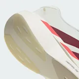 Championes de running Adidas Adizero Evo SL, color blanco con las icónicas tres tiras en color bordó y detalles en naranja neón en la mediasuela. Cuentan con tecnología LightstrikePro para una amortiguación superior y suela de caucho.