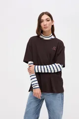 Remera de algodón lavado color marrón, de manga corta y calce clásico, con un pequeño bordado de estrella en el pecho.