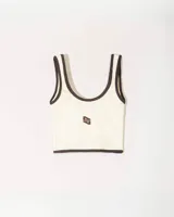 Top sin mangas color marrón oscuro con ribetes color beige, corte crop y logo bordado en el centro del pecho.