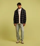 Camisa masculina de franela a cuadros en tonos grises y negros, con capucha con cordón ajustable, cierre frontal abotonado y mangas largas.