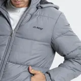 Campera puffer Reef de color gris, con diseño acolchado, cierre frontal completo, capucha desmontable y bolsillos laterales con cierre.